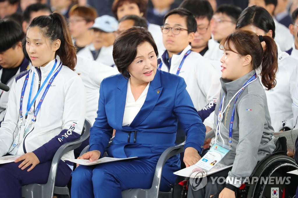 장애인체육대회 선수들과 대화하는 김정숙 여사