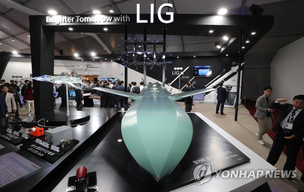最新型兵器を展示 最新型兵器を展示