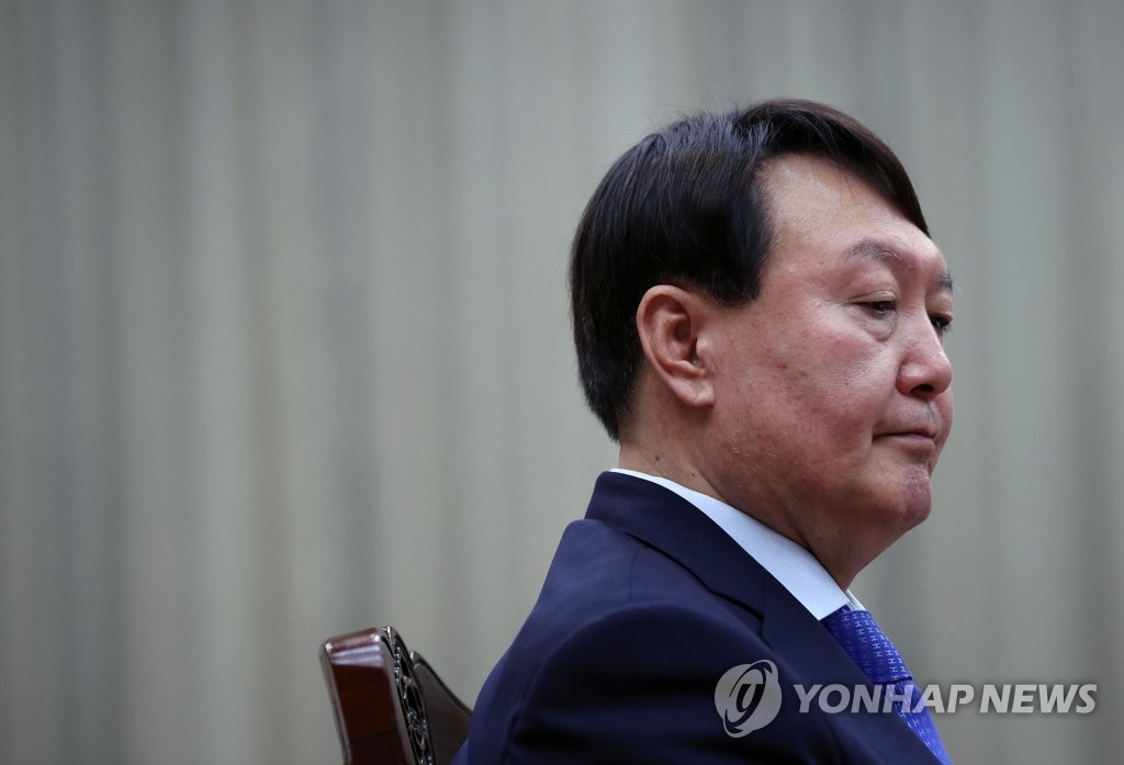 생각에 잠긴 윤석열