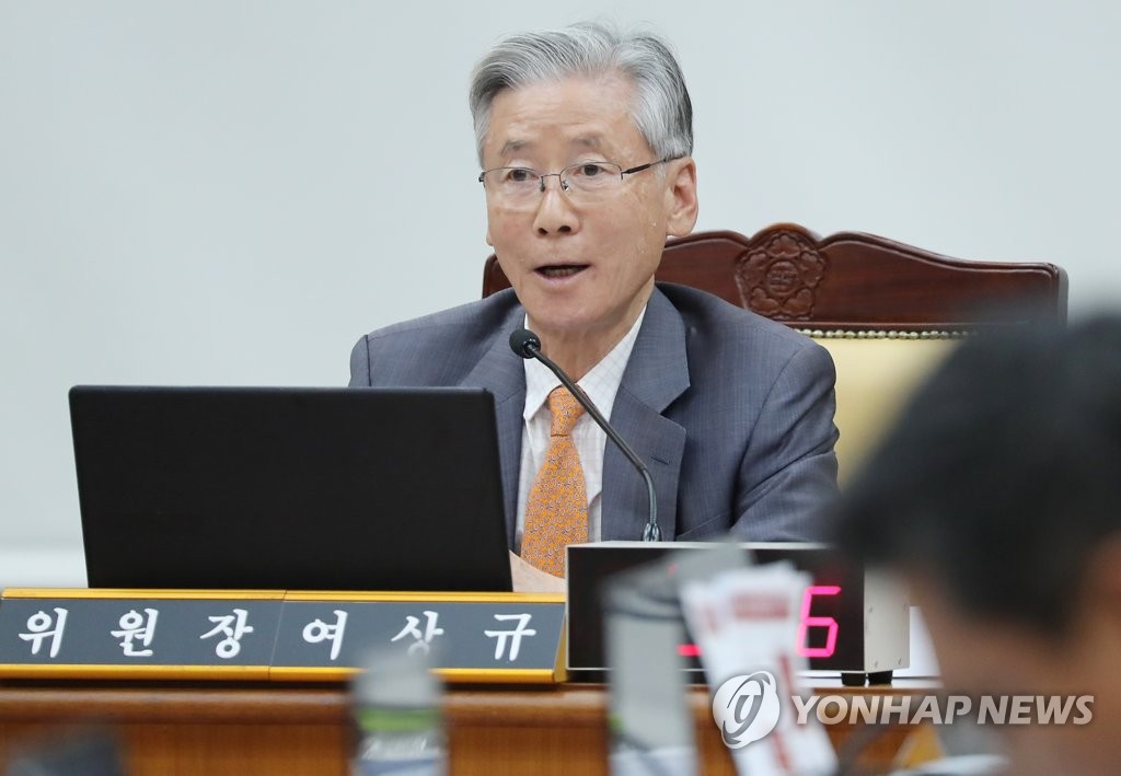 직접 질의하는 여상규 위원장