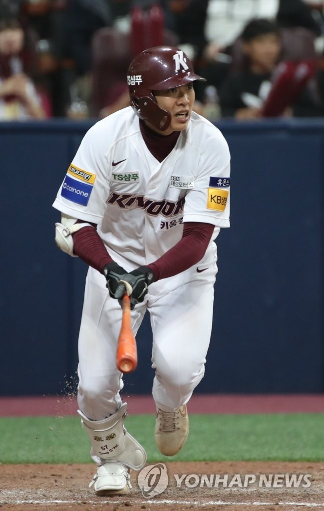 Song Sung-mun of the Kiwoom Heroes heads to first base after hitting a two-run single against the SK Wyverns in the bottom of the fifth inning of Game 3 of the second round Korea Baseball Organization playoff series at Gocheok Sky Dome in Seoul on Oct. 17, 2019. (Yonhap)