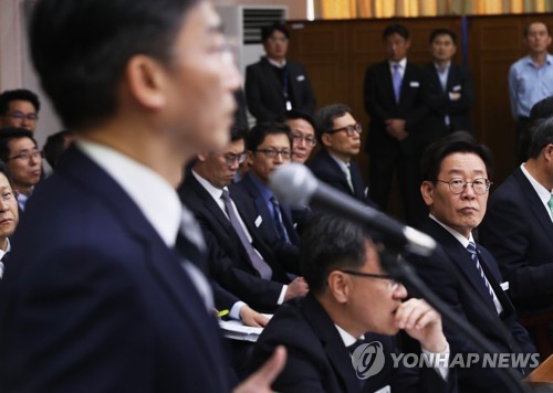이국종 교수 바라보는 이재명 지사
