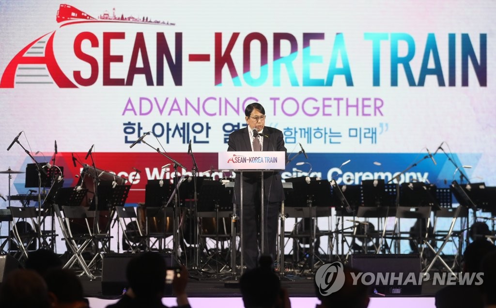 인사말하는 뻬 민 미얀마 공보장관