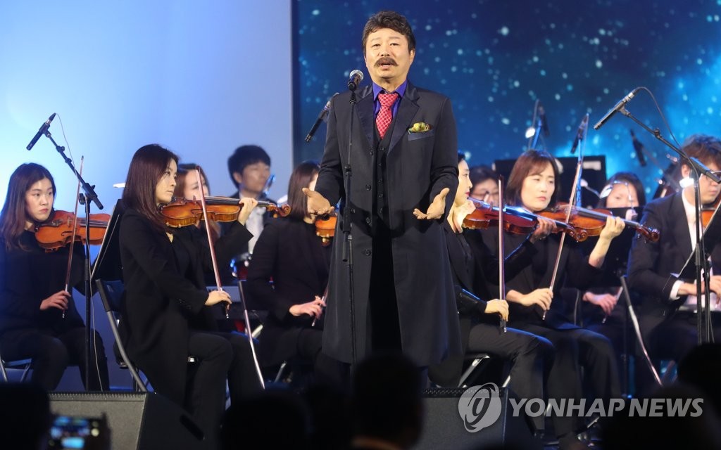 축하 공연하는 바리톤 김동규
