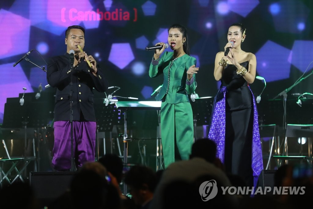 축하 공연하는 캄보디아 공연단