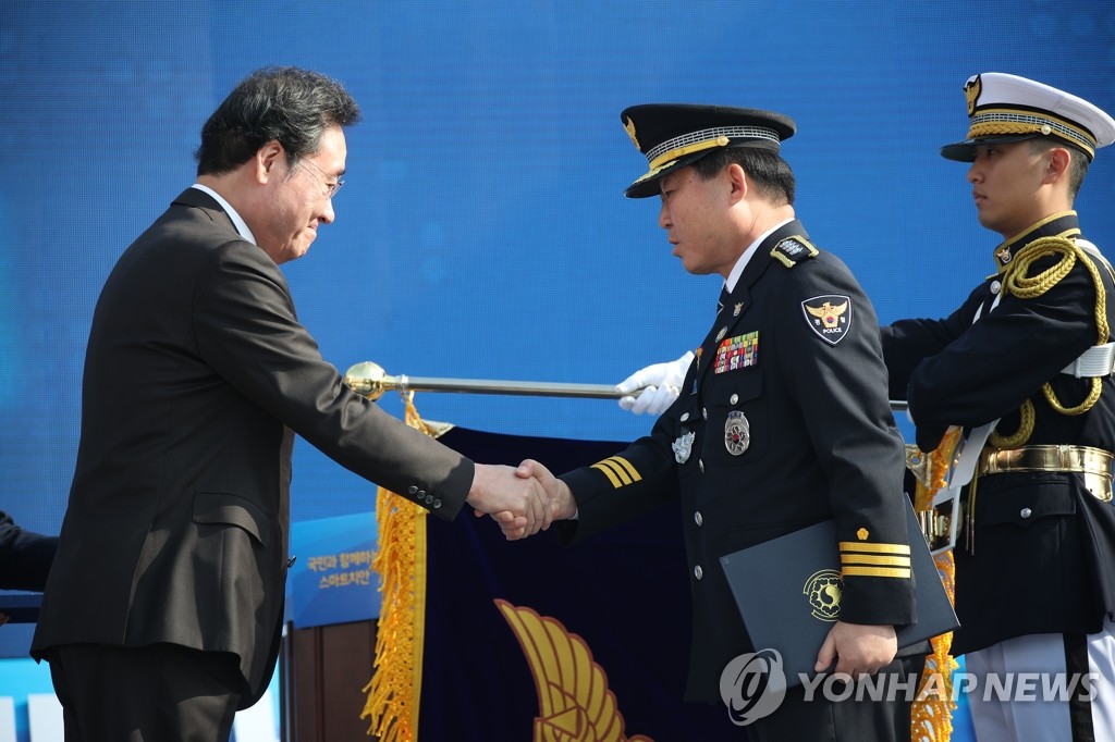 경찰의 날, 유공자 포상하는 이낙연 총리