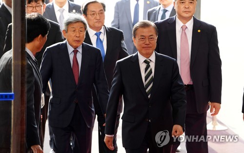 국회 찾은 문 대통령