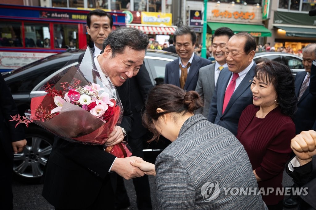 꽃다발 받는 이낙연 총리