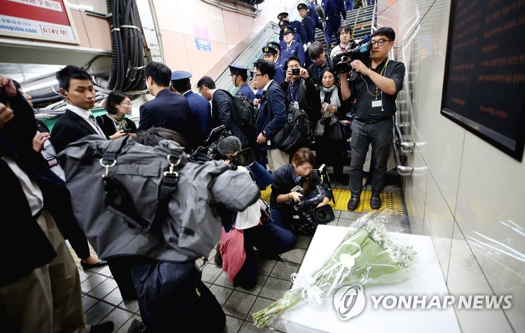 이낙연 총리 떠난 현장 취재하는 현지 언론