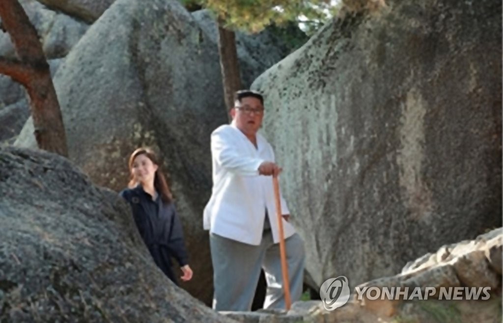 김정은, 금강산관광 현지지도…"南에 의존한 선임자들 매우 잘못"