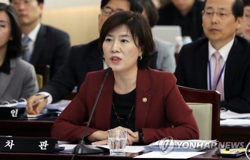 답변하는 김희경 차관