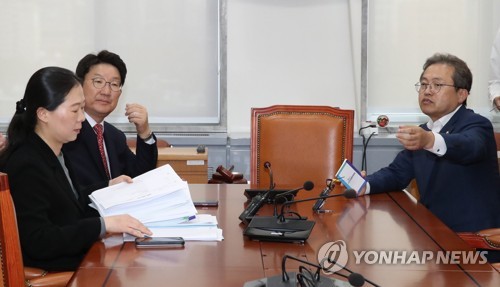 검찰 개혁안 실무 논의