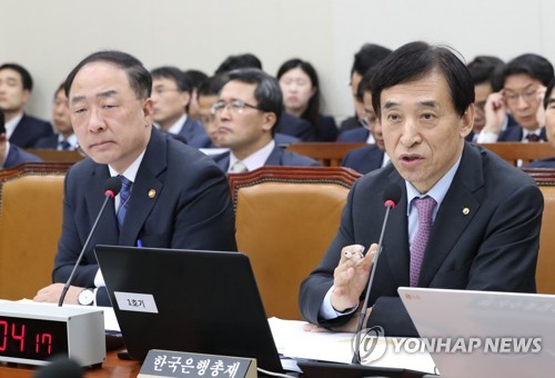 답변하는 이주열 한국은행 총재