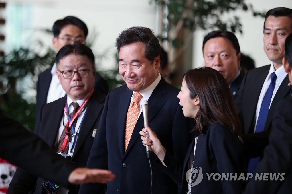 면담 후 이동하는 이낙연 총리