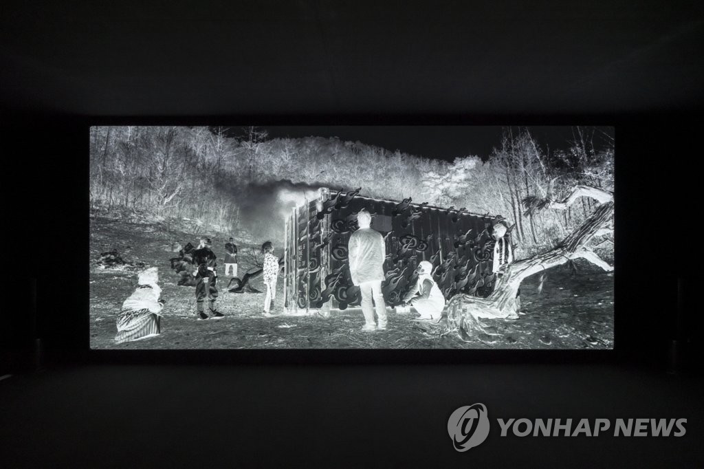 국립현대미술관에 전시된 박찬경 '늦게 온 보살'