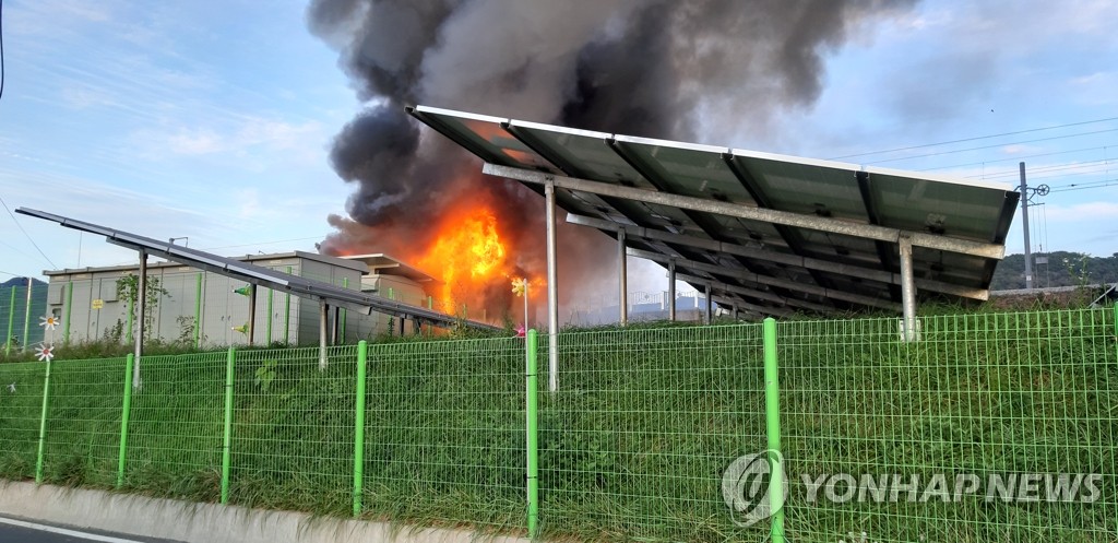An energy storage system (ESS) facility located in Gimhae, 449 kilometers south of Seoul, is on fire in this file photo provided by the South Gyeongsang Province Fire Department on Oct. 27, 2019. (PHOTO NOT FOR SALE) (Yonhap)