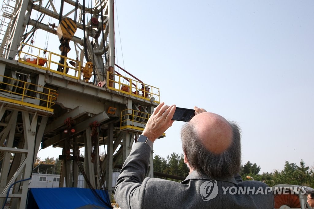 사진 찍는 외국인 교수