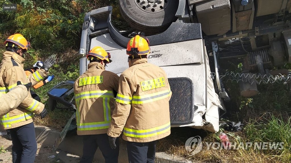 영동고속도로서 승용차·트레일러 충돌