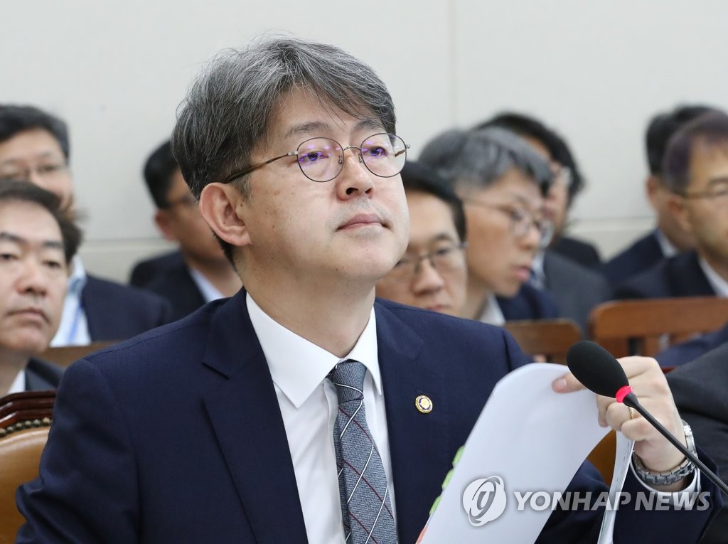 질의 경청하는 강신욱 통계청장