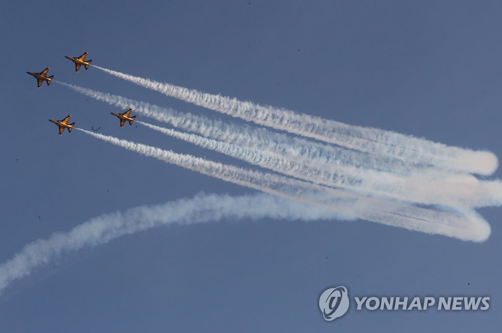 공군특수비행팀인 블랙이글스가 지난 6일 부산 북항 상공에서 에어쇼 연습을 하고 있다.