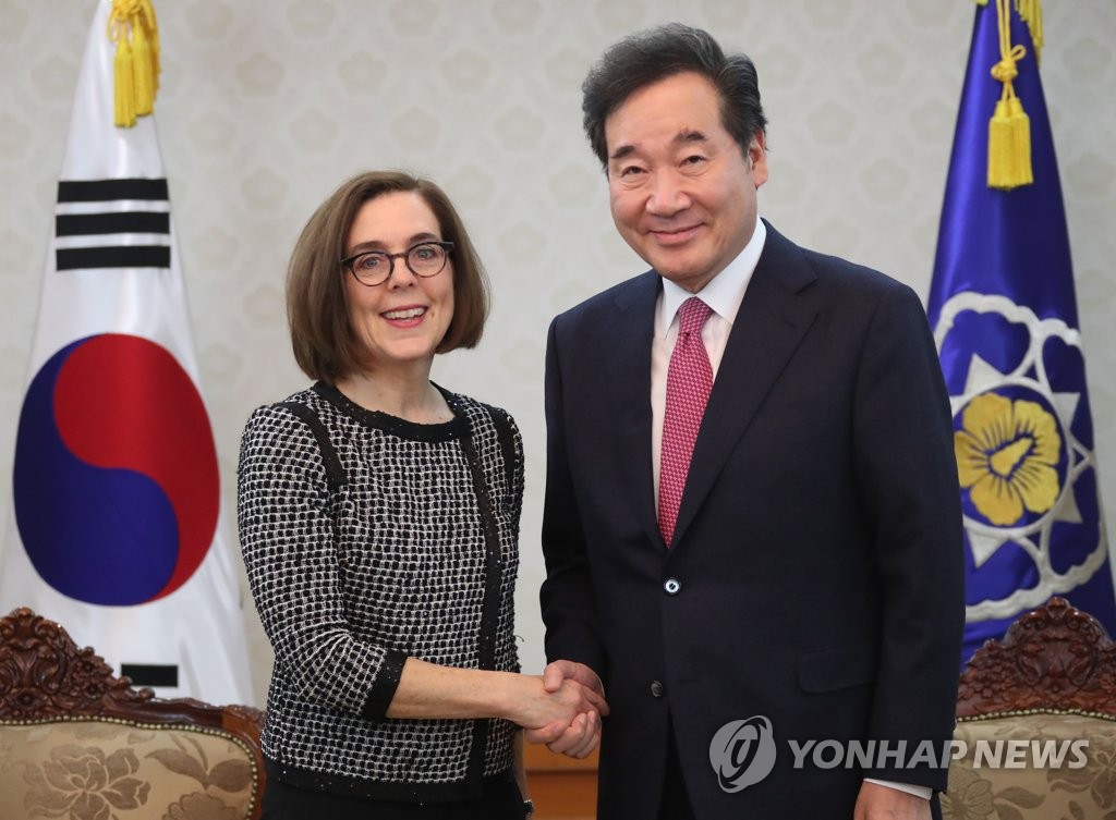 미 오리건 주지사와 악수하는 이낙연 총리