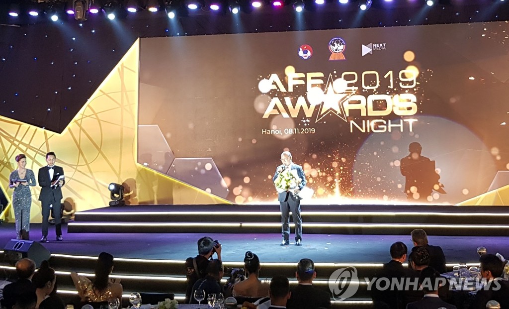 Coach Park Hang-seo receives AFF coach of the year award Coach Park Hang-seo receives AFF coach of the year award
