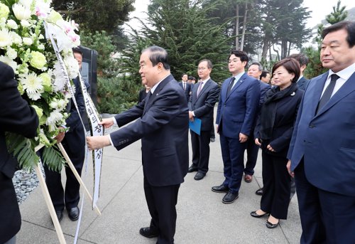 문 의장, 미 샌프란시스코 한국전 기념비 헌화