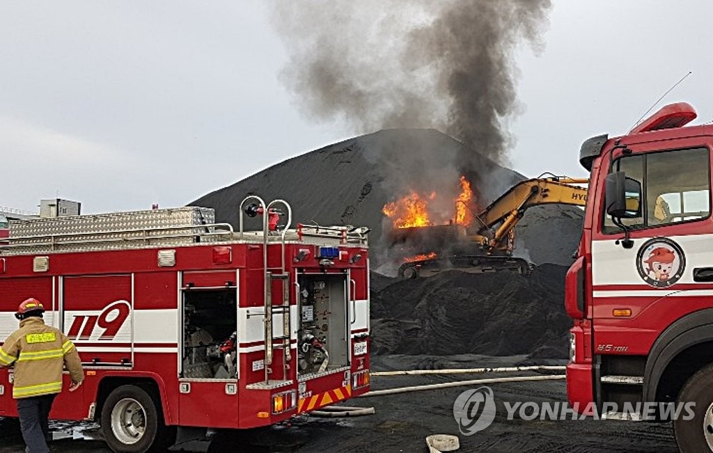불타는 굴착기