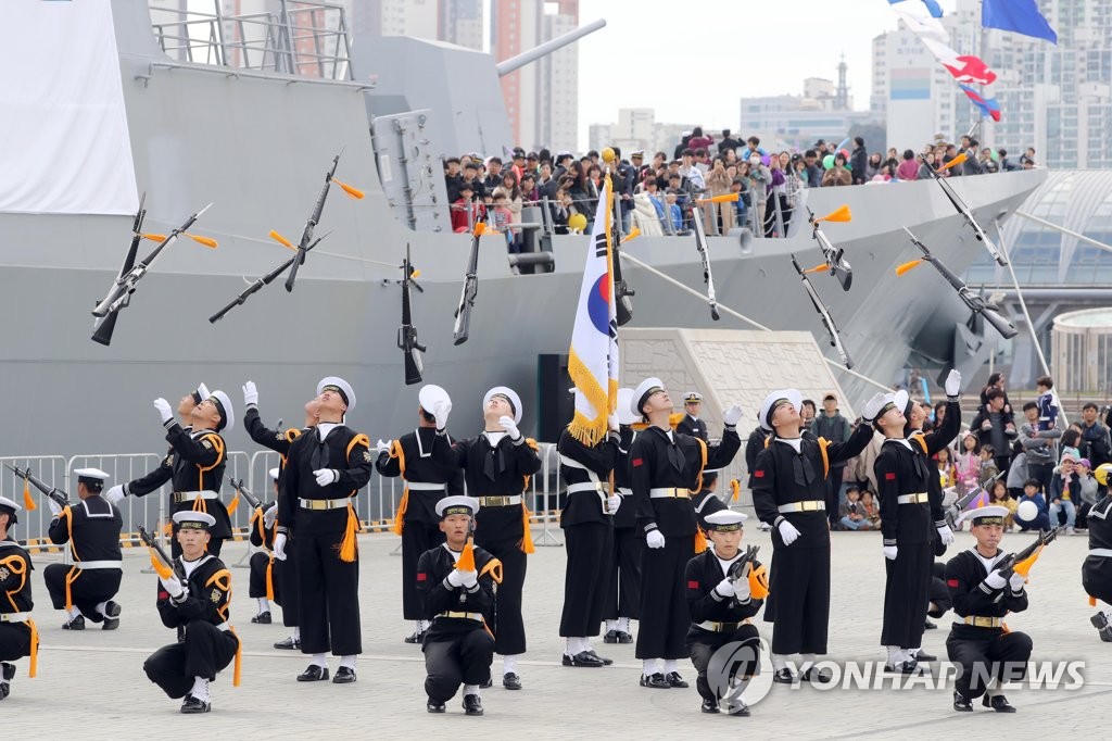 한·아세안 정상회의 환영 해군 의장대 시범