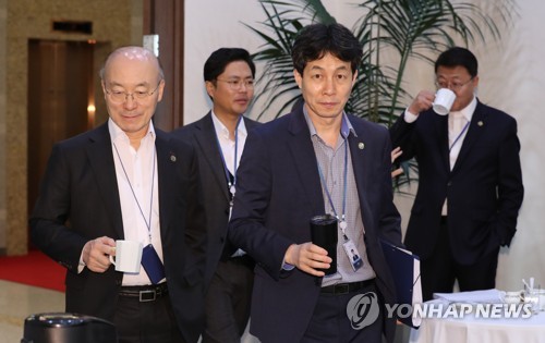 윤건영 전 국정기획상황실장(오른쪽)