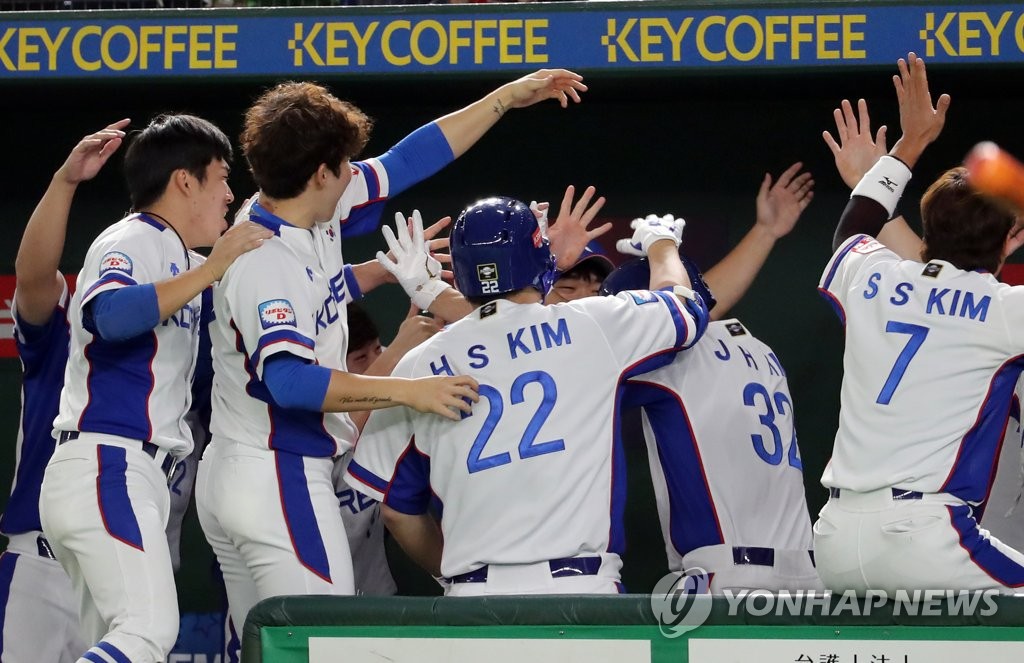 김재환 3점 홈런 환호하는 한국