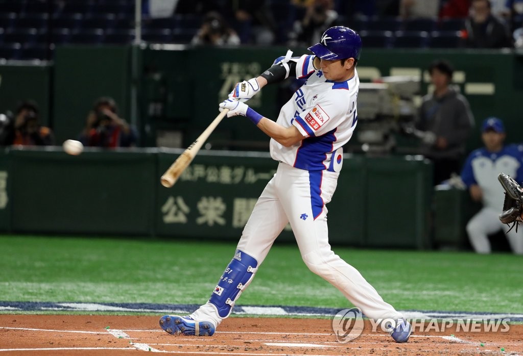 Lee Jung-hoo of South Korea hits a single against the United States in the bottom of the first inning of the teams' Super Round game at the World Baseball Softball Confederation (WBSC) Premier12 at Tokyo Dome in Tokyo on Nov. 11, 2019. (Yonhap)