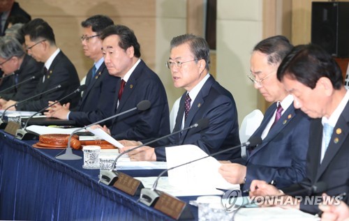 국무회의 발언하는 문 대통령