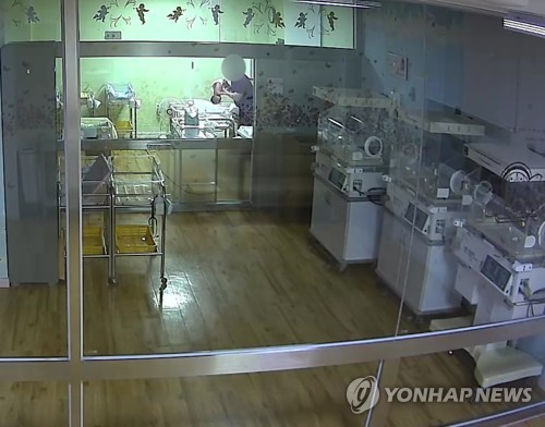 생후 5일 된 신생아 거칠게 다루는 간호사