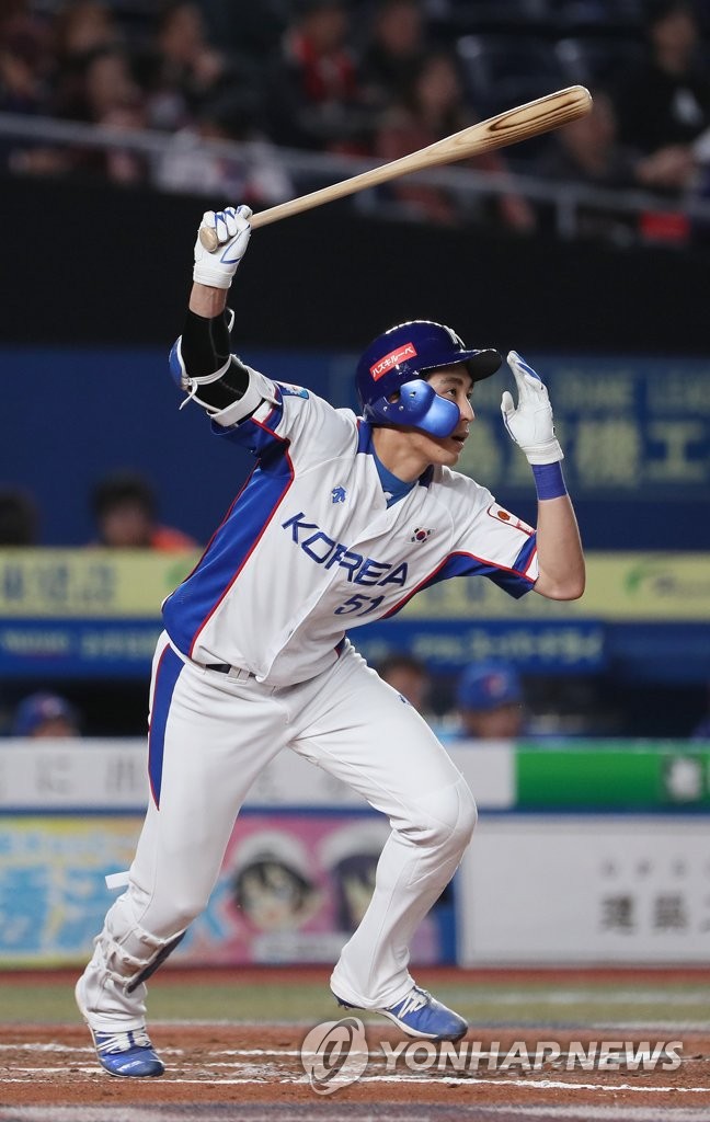 In this file photo from Nov. 12, 2019, Lee Jung-hoo of South Korea hits a single against Chinese Taipei in the teams' Super Round game at the World Baseball Softball Confederation (WBSC) Premier12 at ZOZO Marine Stadium in Chiba, Japan. (Yonhap)