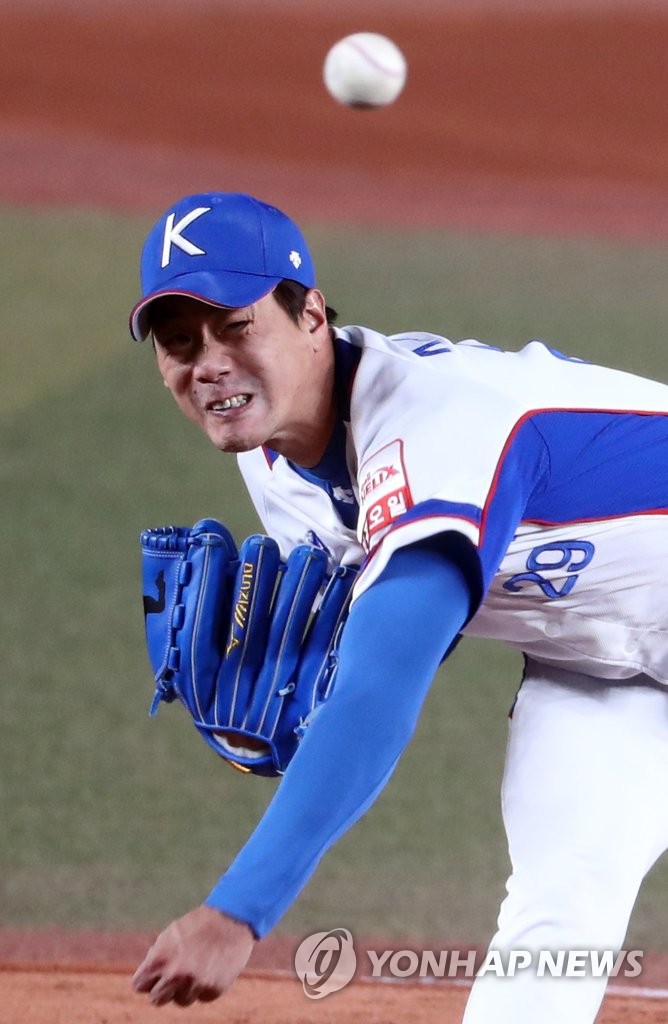 Kim Kwang-hyun of South Korea pitches against Chinese Taipei in the teams' Super Round game at the World Baseball Softball Confederation (WBSC) Premier12 at ZOZO Marine Stadium in Chiba, Japan. (Yonhap)