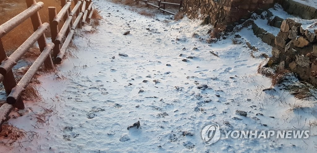 설악산 탐방로에 내린 눈