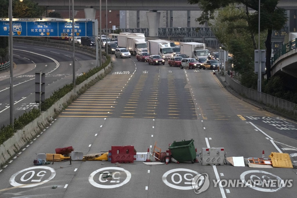시위대 바리케이드에 딴 길 찾는 홍콩 자동차들