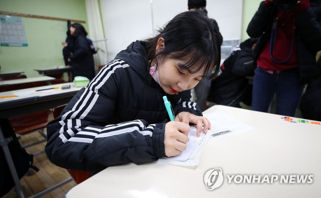 가채점표 작성하는 수험생