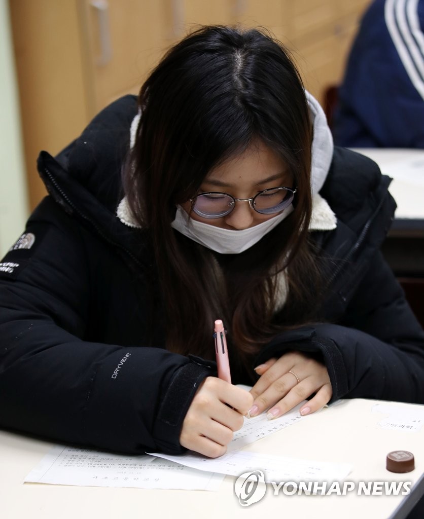 가채점표 작성하는 수험생