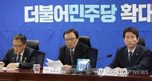 발언하는 이해찬 대표