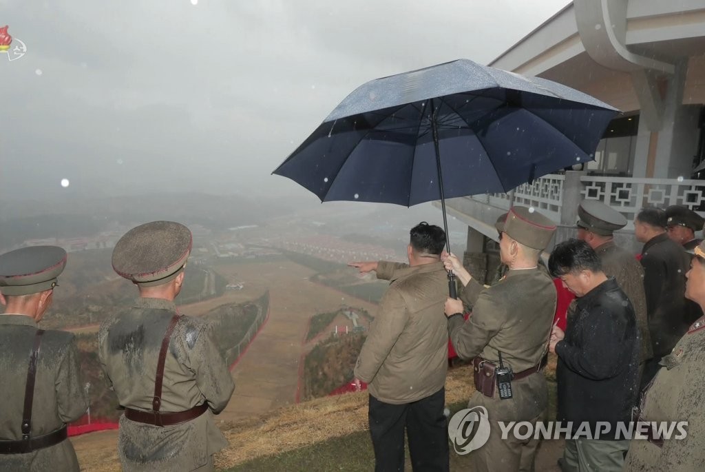 양덕군 온천지구 돌아보는 김정은 북한 국무위원장