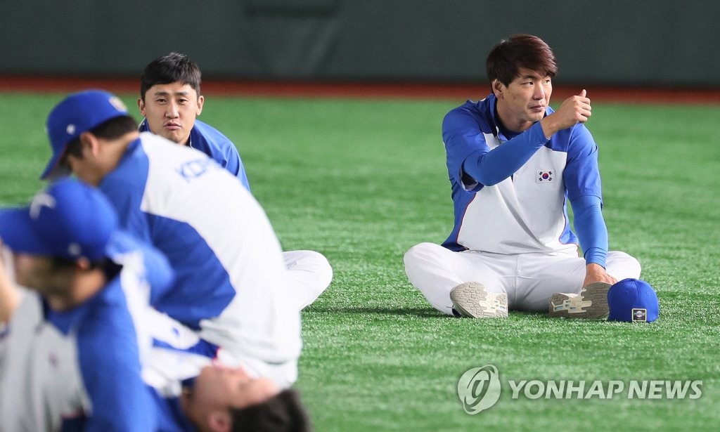 Kim Kwang-hyun of South Korea (R) stretches before the start of practice at Tokyo Dome in Tokyo on Nov. 15, 2019, ahead of the team's Super Round game against Mexico at the World Baseball Softball Confederation (WBSC) Premier12. (Yonhap)