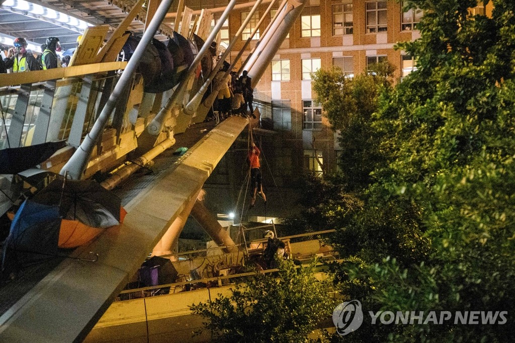 로프를 이용해 탈출하는 홍콩이공대 학생