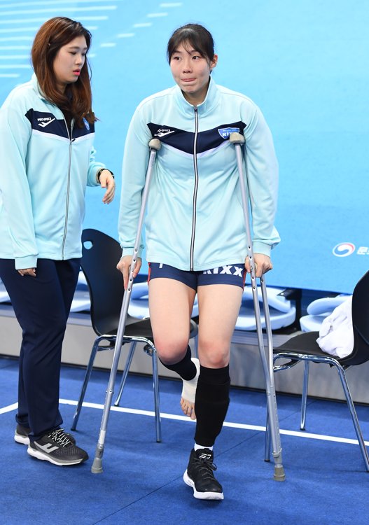 발목을 다친 GS칼텍스 레프트 이소영