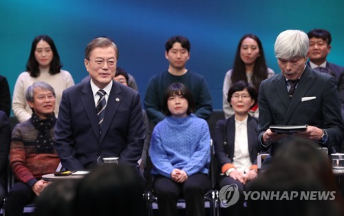 질문에 답변하는 문 대통령