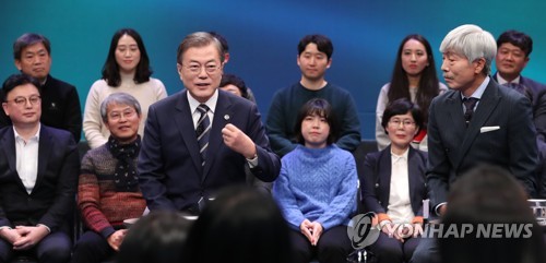 질문에 답변하는 문 대통령