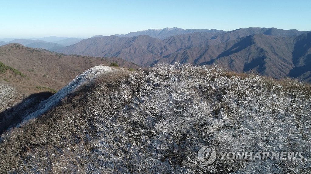 Scenic winter landscape in Jirisan Scenic winter landscape in Jirisan