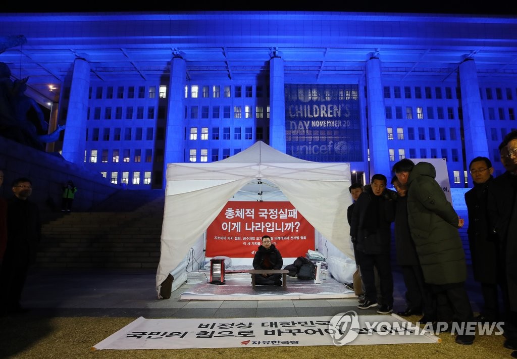 황교안, 국회서 무기한 단식투쟁 시작