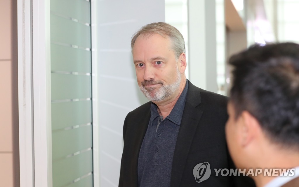 출국하는 드하트 대표